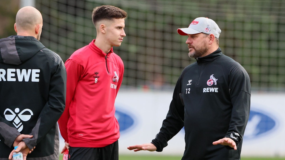 Denis Huseinbasic spricht beim Training des 1. FC Köln mit Steffen Baumgart.