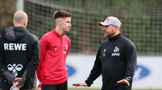 Denis Huseinbasic spricht beim Training des 1. FC Köln mit Steffen Baumgart.