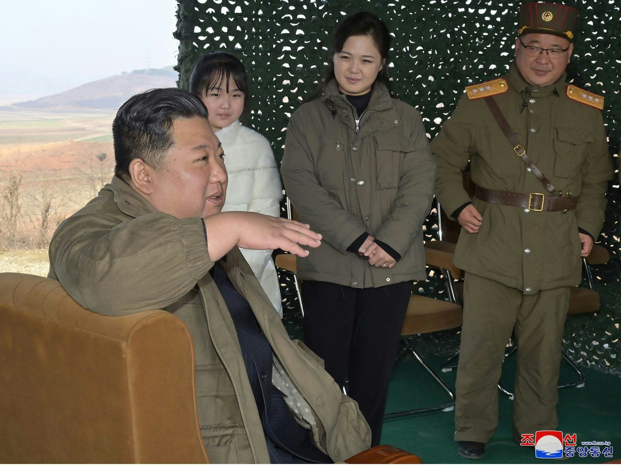 Kim Jong-un (l) spricht in Begleitung seiner Frau Ru Sol Ku (2.v.r) und seiner Tochter (2.v.l) während weiterer Starts von Interkontinentalraketen von Typ Hwasong-17 am 18. November 2022. Das Foto wurde von der staatlichen nordkoreanischen Nachrichtenagentur KCNA zur Verfügung gestellt.