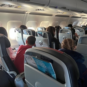 Passagiere der American Airlines warten im Juli 2022 auf ihren Sitzen im Airbus A319 Flugzeug vor dem Abflug.