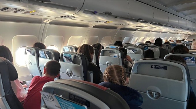 Passagiere der American Airlines warten im Juli 2022 auf ihren Sitzen im Airbus A319 Flugzeug vor dem Abflug.