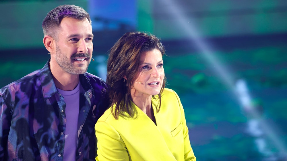 Die Moderatoren Jochen Schropp und Marlene Lufen stehen beim Auftakt zur neuen Staffel der Sat.1-Fernsehshow „Promi Big Brother“ 2022 im Fernsehstudio in Köln.
