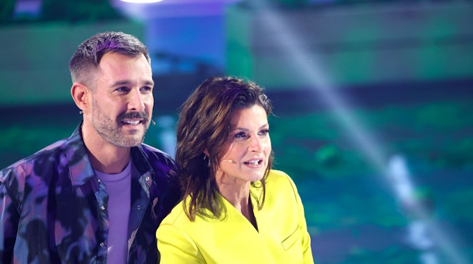 Die Moderatoren Jochen Schropp und Marlene Lufen stehen beim Auftakt zur neuen Staffel der Sat.1-Fernsehshow Promi Big Brother 2022 im Fernsehstudio in Köln.