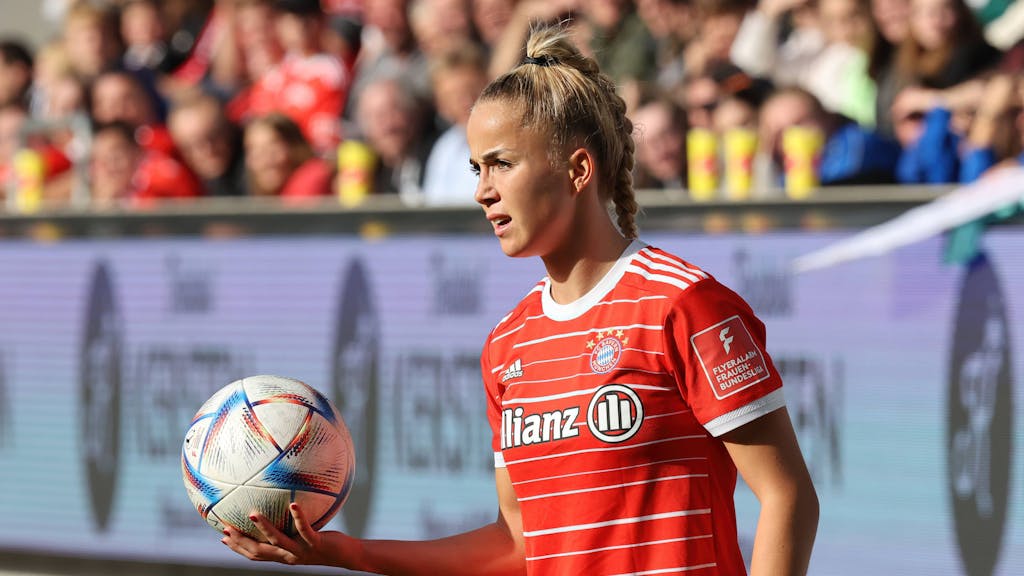 Bayern-Star Giulia Gwinn steht an der Seitenlinie bereits zum Einwurf.
