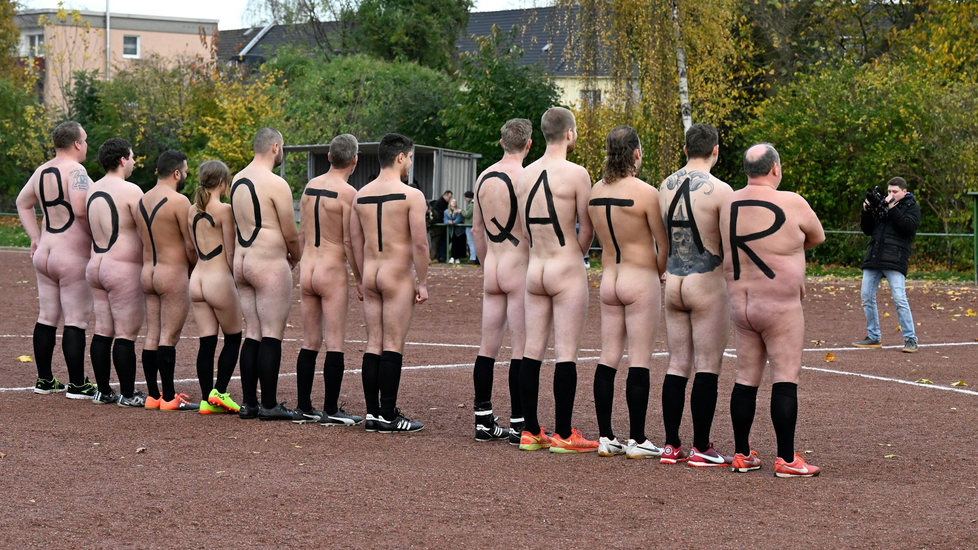 Spieler der deutschen NACKTionalmannschaft lassen sich nackt vor dem Spiel als Protest gegen die Fußball-WM 2022 in Katar fotografieren.