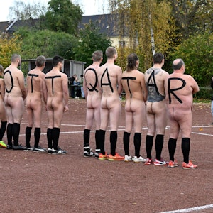 Spieler der deutschen NACKTionalmannschaft lassen sich nackt vor dem Spiel als Protest gegen die Fußball-WM 2022 in Katar fotografieren.