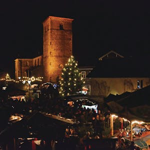 Archivbild der Döörper Weihnacht in Ruppichteroth. Bei vielen Jahren ist der Weihnachtsmarkt bei Besucherinnen und Besuchern in der Region extrem beliebt.