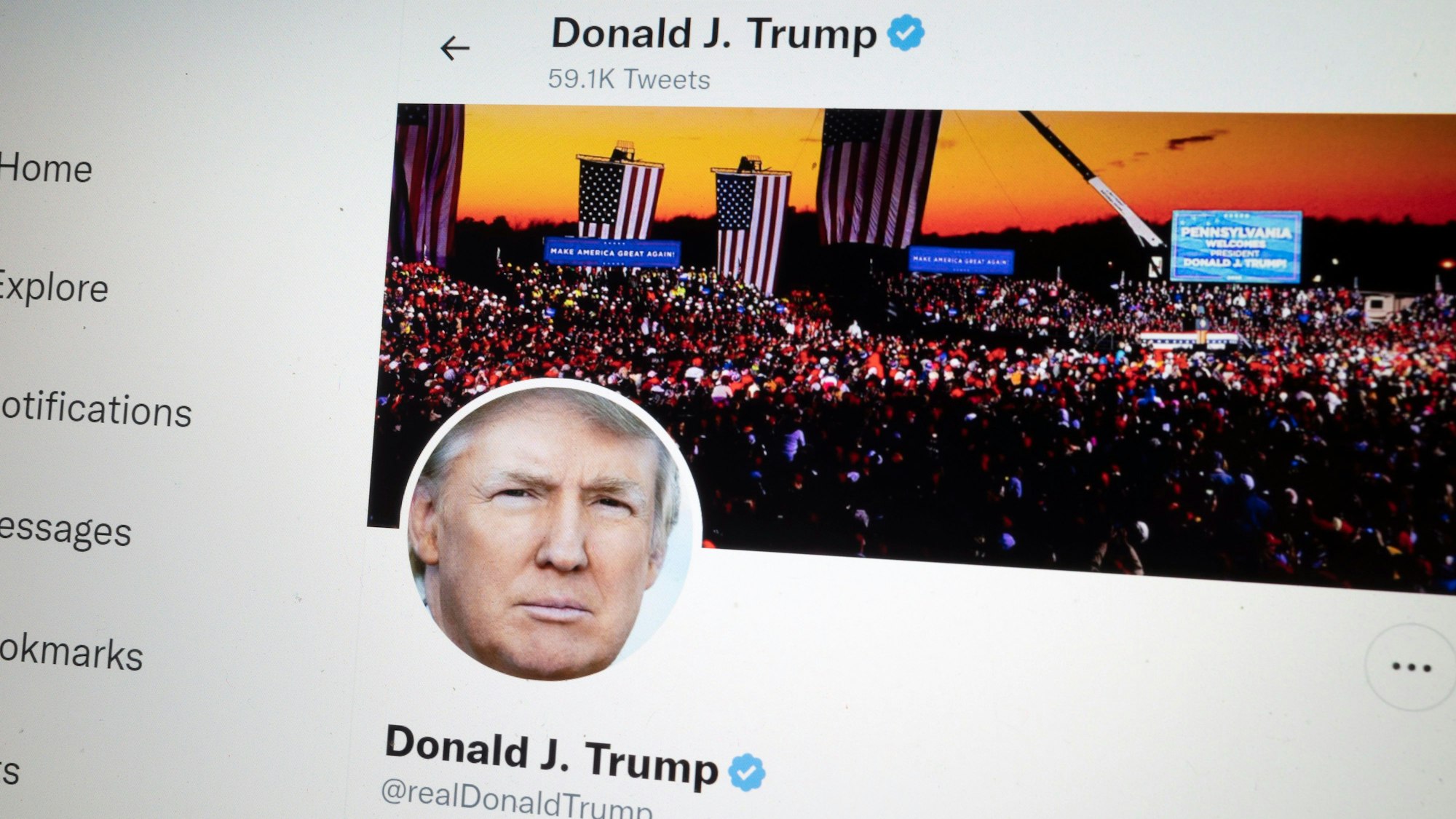 Das Bild zeigt den Account des ehemaligen US-Präsidenten Trump auf Twitter. Twitter hat den seit Anfang 2021 gesperrten Account des früheren US-Präsidenten Donald Trump anschließend wieder freigeschaltet.