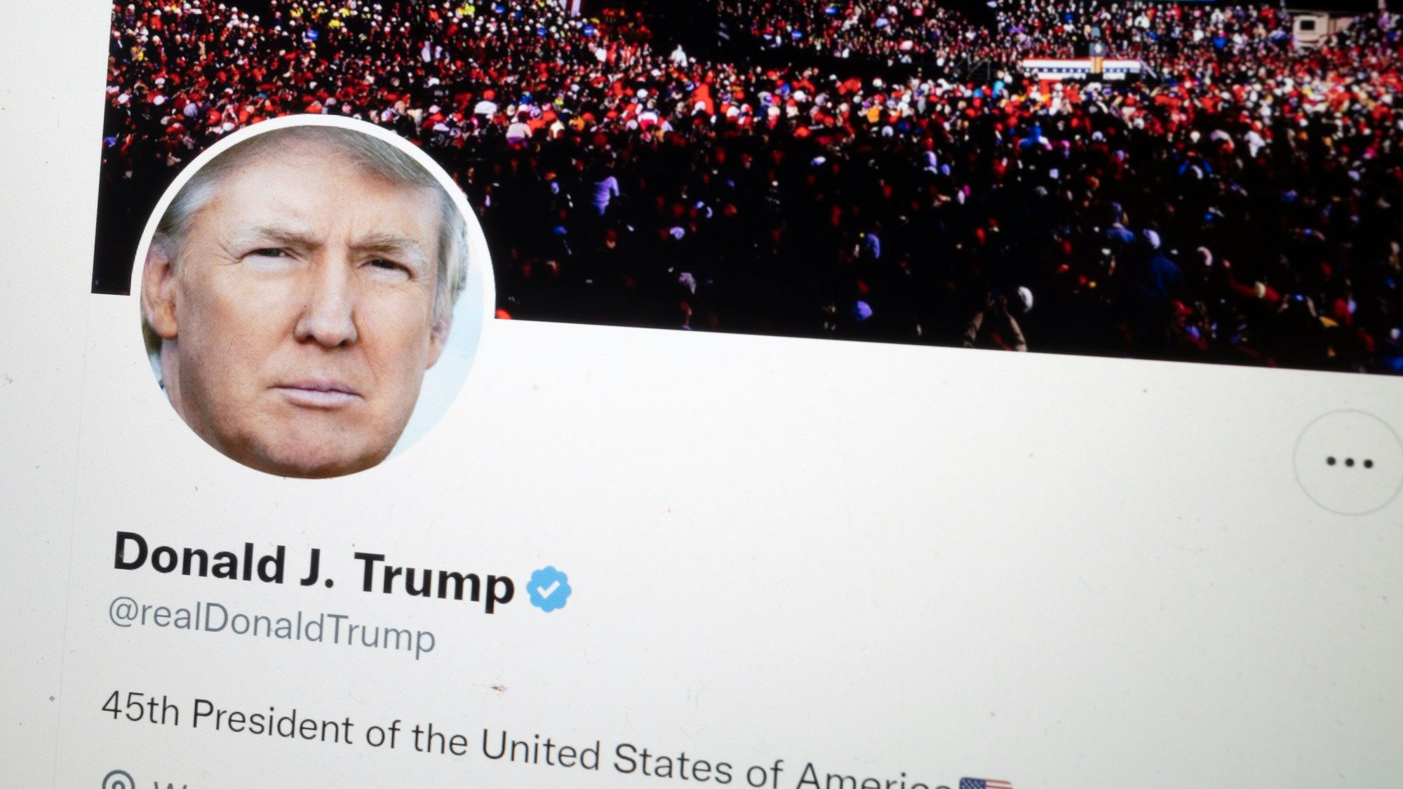 Das Twitter-Profil von Ex-US-Präsident Donald Trump ist wieder freigeschaltet worden. Zu sehen ist das Bild, das Trump bereits vor seiner Wahl zum Präsidenten 2016 verwendet hat.