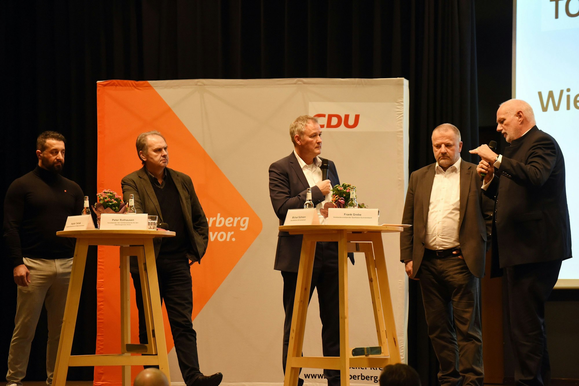 Auf der Bühne des Krawinkelsaals in Bergneustadt diskutierte Oberbergs CDU-Vorsitzender Dr. Carsten Brodesser mit Experten über die Energiekrise.