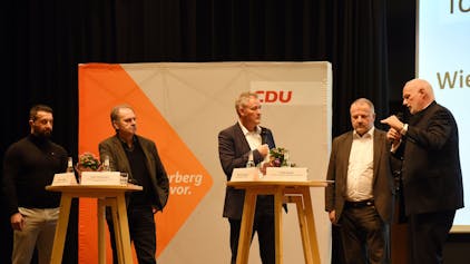 Auf der Bühne des Krawinkelsaals in Bergneustadt diskutierte Oberbergs CDU-Vorsitzender Dr. Carsten Brodesser mit Experten über die Energiekrise.