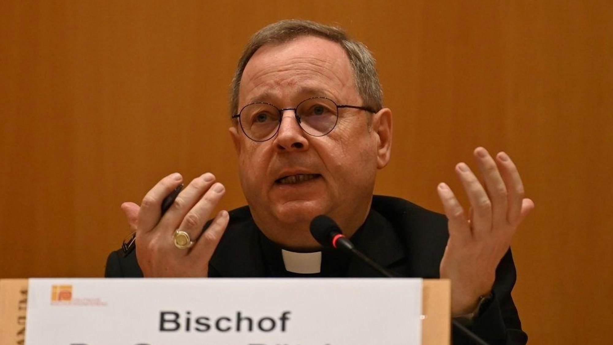 Der Vorsitzende der Deutschen Bischofskonferenz, Georg Bätzing, spricht auf einer Pressekonferenz in Rom.