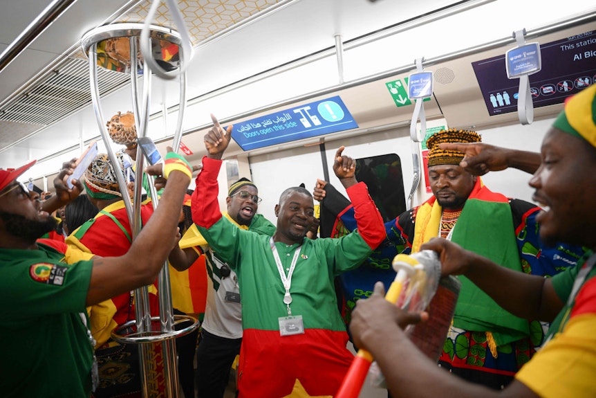 Fans von Kamerun feiern in der Metro.