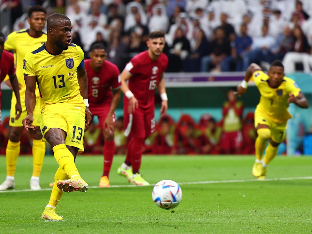 Enner Valencia aus Ecuador erzielt per Elfmeter das Tor zum 1:0 gegen Katar.
