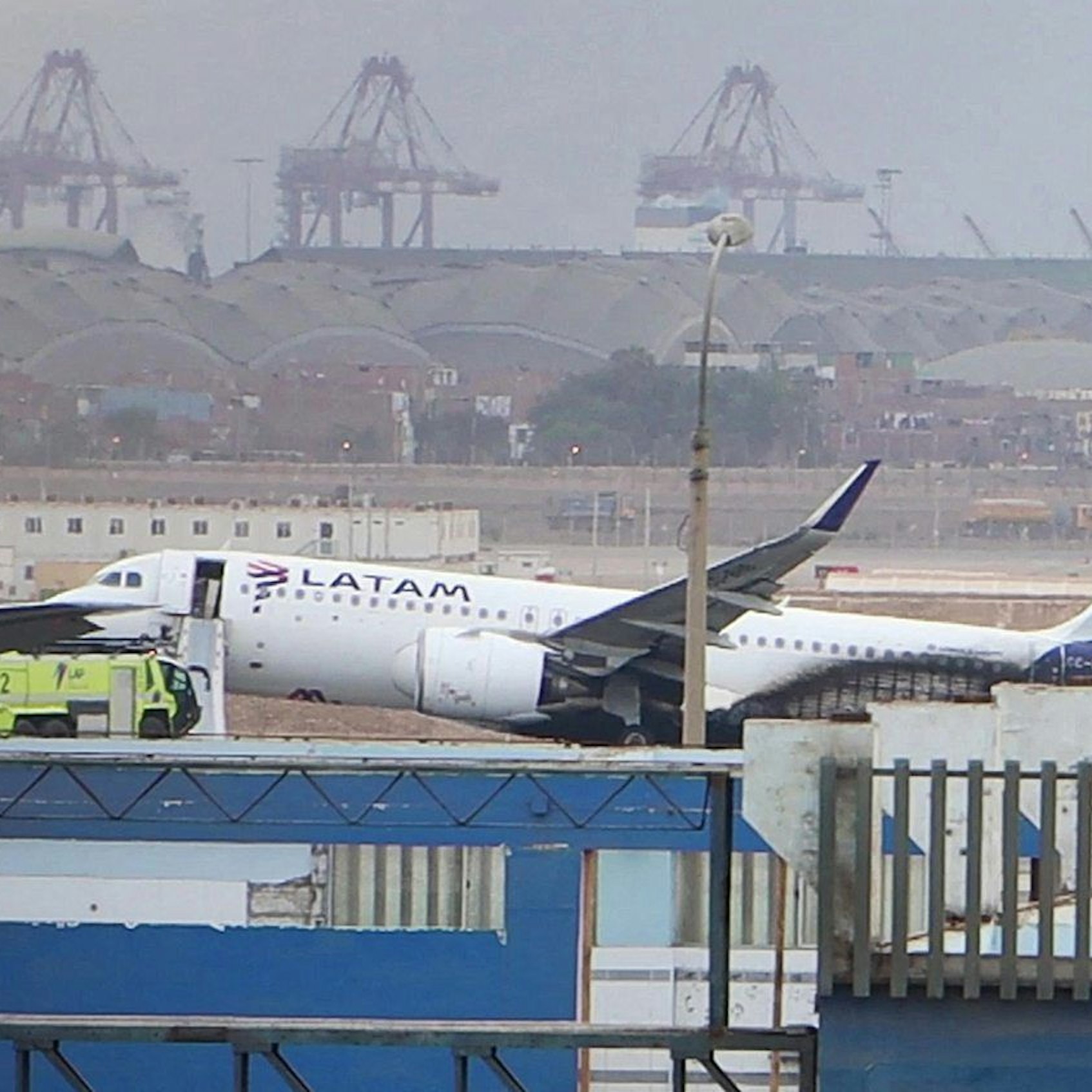 In einer Schräglage steht das beschädigte Flugzeug auf der Startbahn in Lima fest.