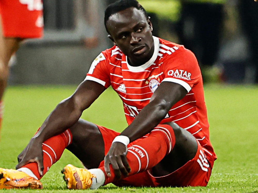 Sadio Mané sitzt am 8. November 2022 verletzt auf dem Boden.