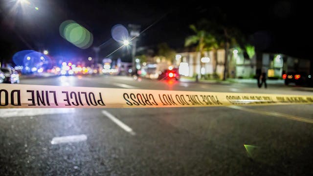 Ein gelb-schwarzes Flatterband der Polizei sperrt den Bereich an einem Tatort in den USA ab. (Symbolbild)