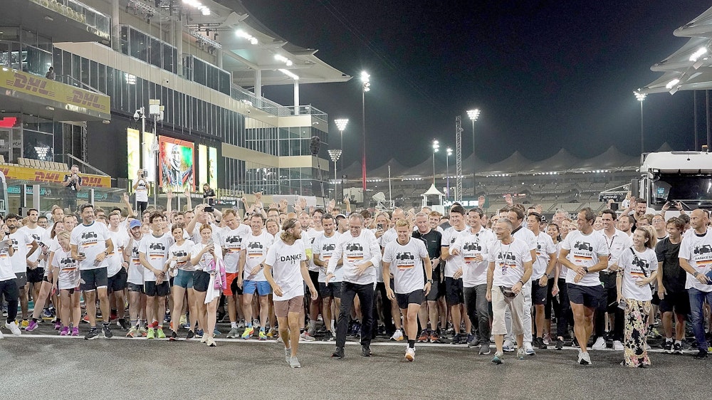 Sebastian Vettel sowie zahlreiche Kollegen und Freunde an der Ziellinie auf der Strecke in Abu Dhabi.