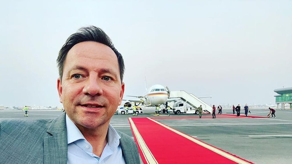 RTL-Reporter Timo Latsch posiert am 1. November 2022 auf einer Flughafen-Landebahn für ein Selfie.