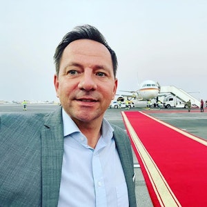 RTL-Reporter Timo Latsch posiert am 1. November 2022 auf einer Flughafen-Landebahn für ein Selfie.