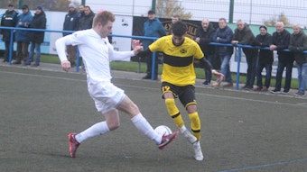 Mohamed Dahas (rechts) vom SV Eintracht Hohkeppel führt den Ball, doch Jona Ehses vom FSV Neunkirchen-Seelscheid hindert ihn mit einem langen Bein am Vorbeikommen.