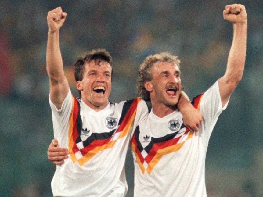 Der deutsche Mittelfeldspieler und Kapitän Lothar Matthäus (l) und Stürmer Rudi Völler strecken am 08.07.1990 jubelnd eine Faust hoch.
