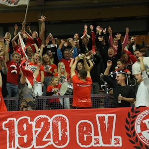 Die Fans des TV Palmersheim jubeln über den zweiten Platz im Handball-Verbandspokal. Vorsänger Chris Eifler zeigt den Anhängern den Pokal für den Zweitplatzierten.