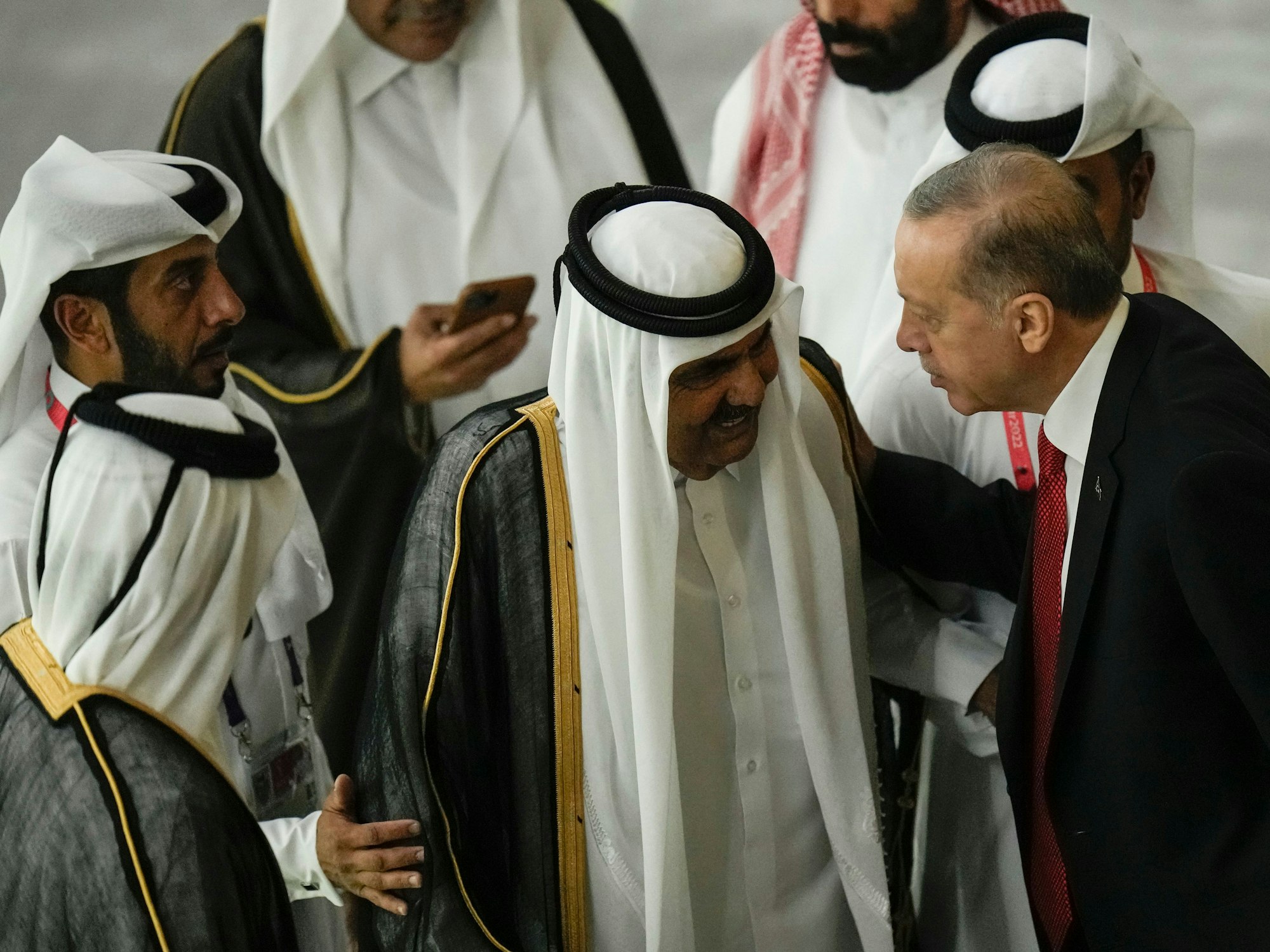 Der türkische Staatschef Recep Tayyip Erdogan begrüßt Scheich Hamad bin Khalifa Al Thani.