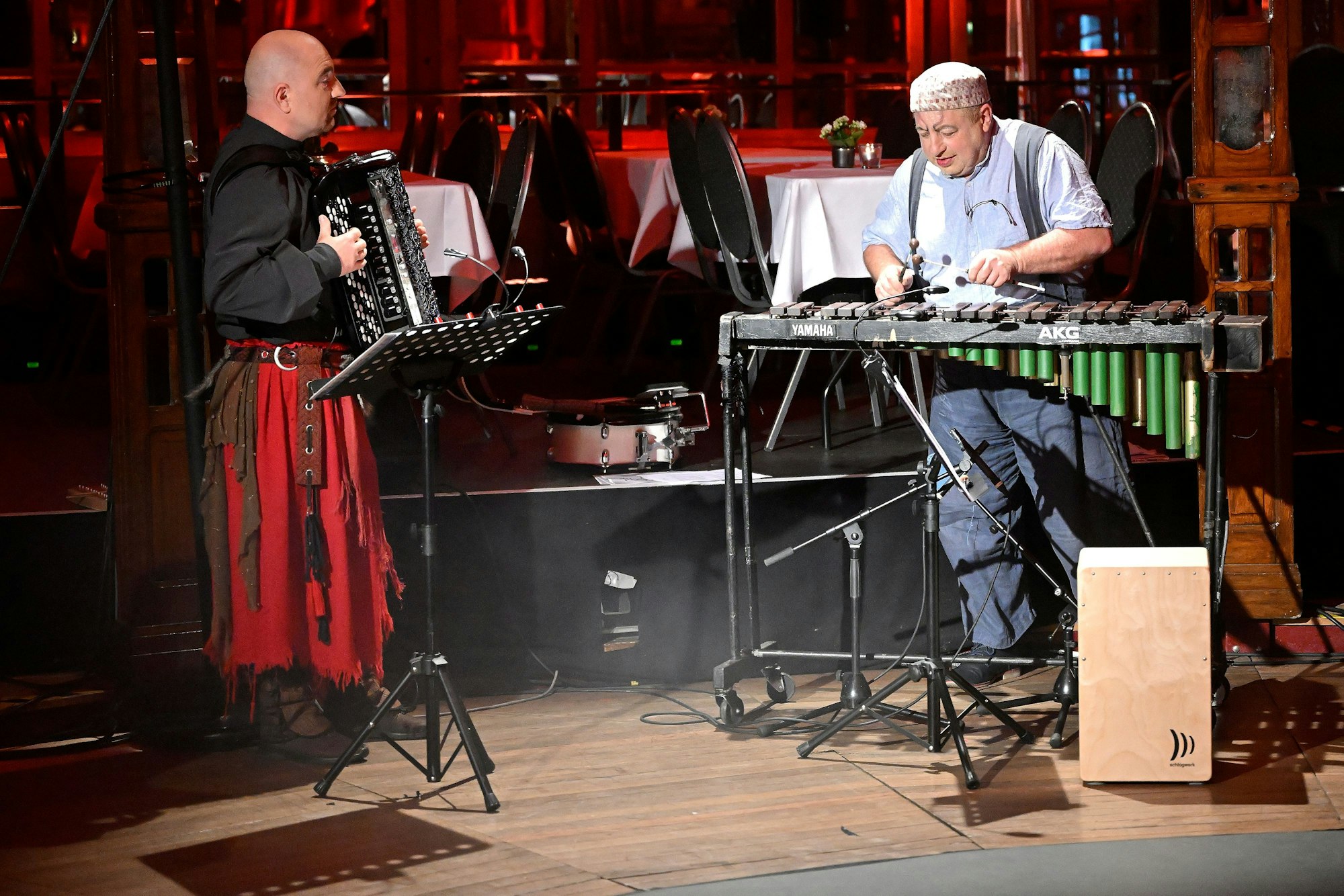 Zwei Musiker spielen Akkordeon und Yylophon im Spiegelzelt.