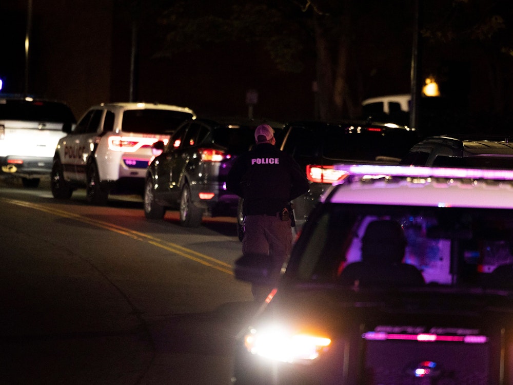Ein Polizeibeamter geht die Culbreath Road in Charlottesville (USA) hinauf. Bei einer Gewalttat auf dem Campus der Universität von Virginia im Osten der USA hat ein Schütze drei Menschen getötet.