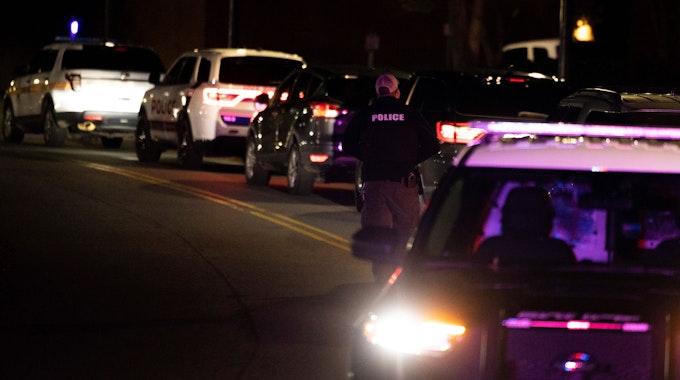 Ein Polizeibeamter geht die Culbreath Road in Charlottesville (USA) hinauf. Bei einer Gewalttat auf dem Campus der Universität von Virginia im Osten der USA hat ein Schütze drei Menschen getötet.