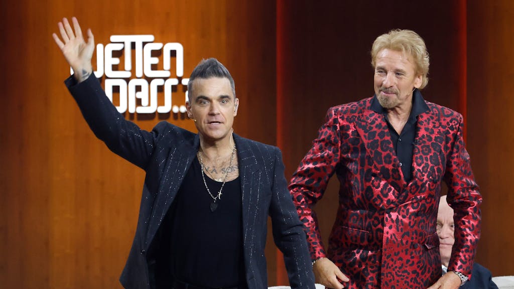 Der britische Popstar Robbie Williams verabschiedet sich bei der ZDF-Show „Wetten, dass..?“ mit Thomas Gottschalk vom Publikum.