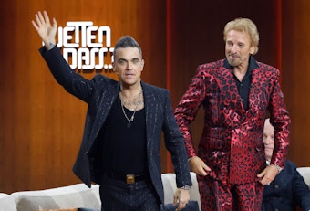 Der britische Popstar Robbie Williams verabschiedet sich bei der ZDF-Show „Wetten, dass..?“ mit Thomas Gottschalk vom Publikum.