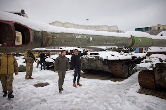In Kyjiw zeigt Ukraines Präsident Selenskyi Englands Premierminister Rishi Sunak russische Panzer.