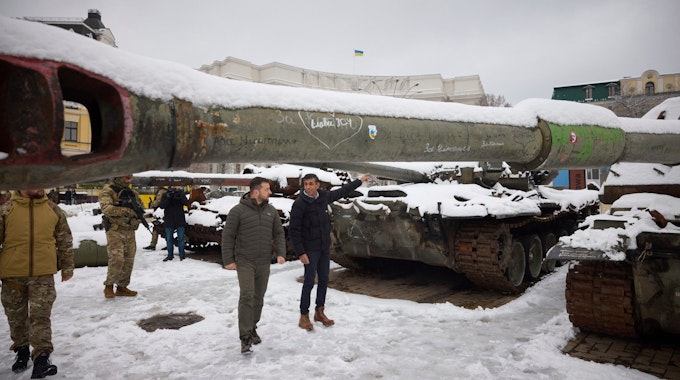 In Kyjiw zeigt Ukraines Präsident Selenskyi Englands Premierminister Rishi Sunak russische Panzer.