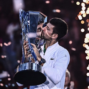 Novak Djokovic feiert seinen Sieg in Turin.