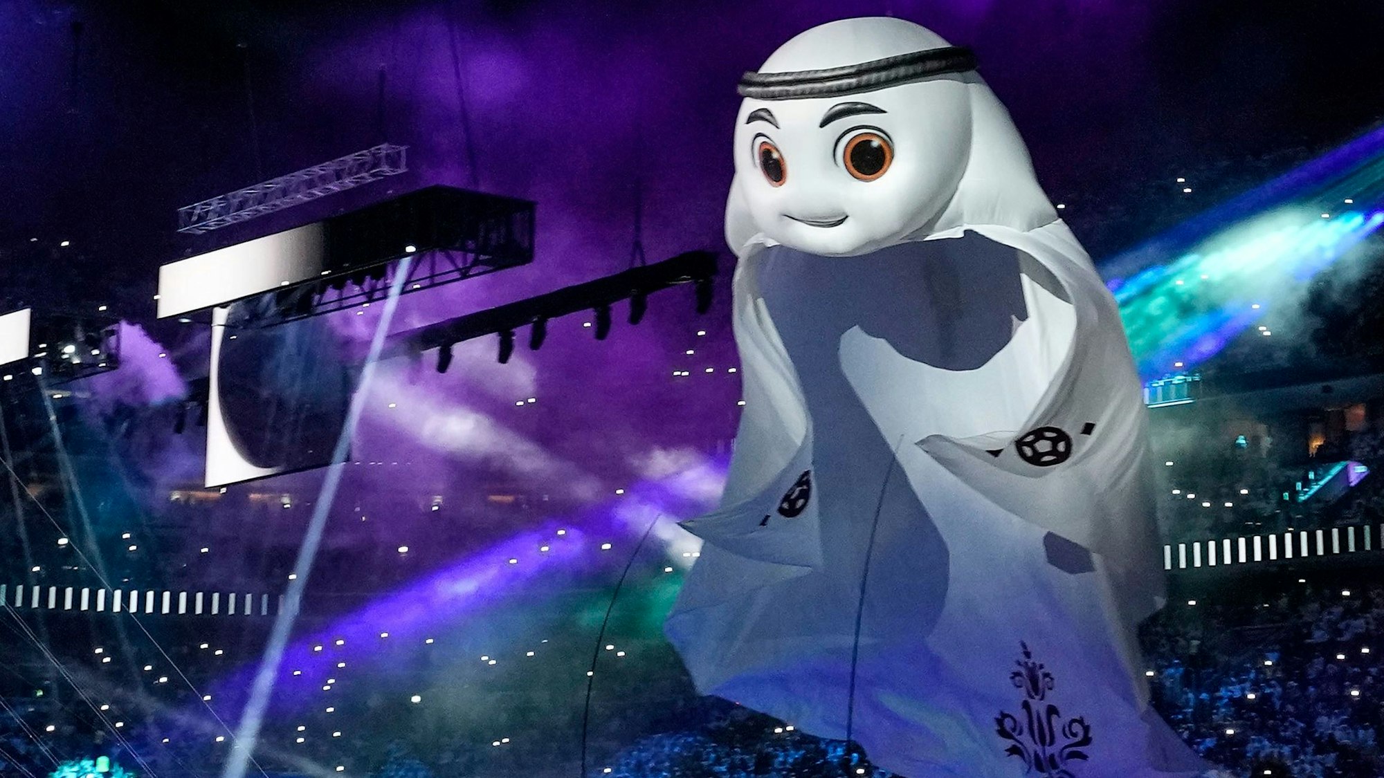 Das WM-Maskottchen schwebt über die Bühne bei der WM-Eröffnungsfeier in Katar.