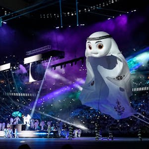 Das WM-Maskottchen schwebt über die Bühne bei der WM-Eröffnungsfeier in Katar.