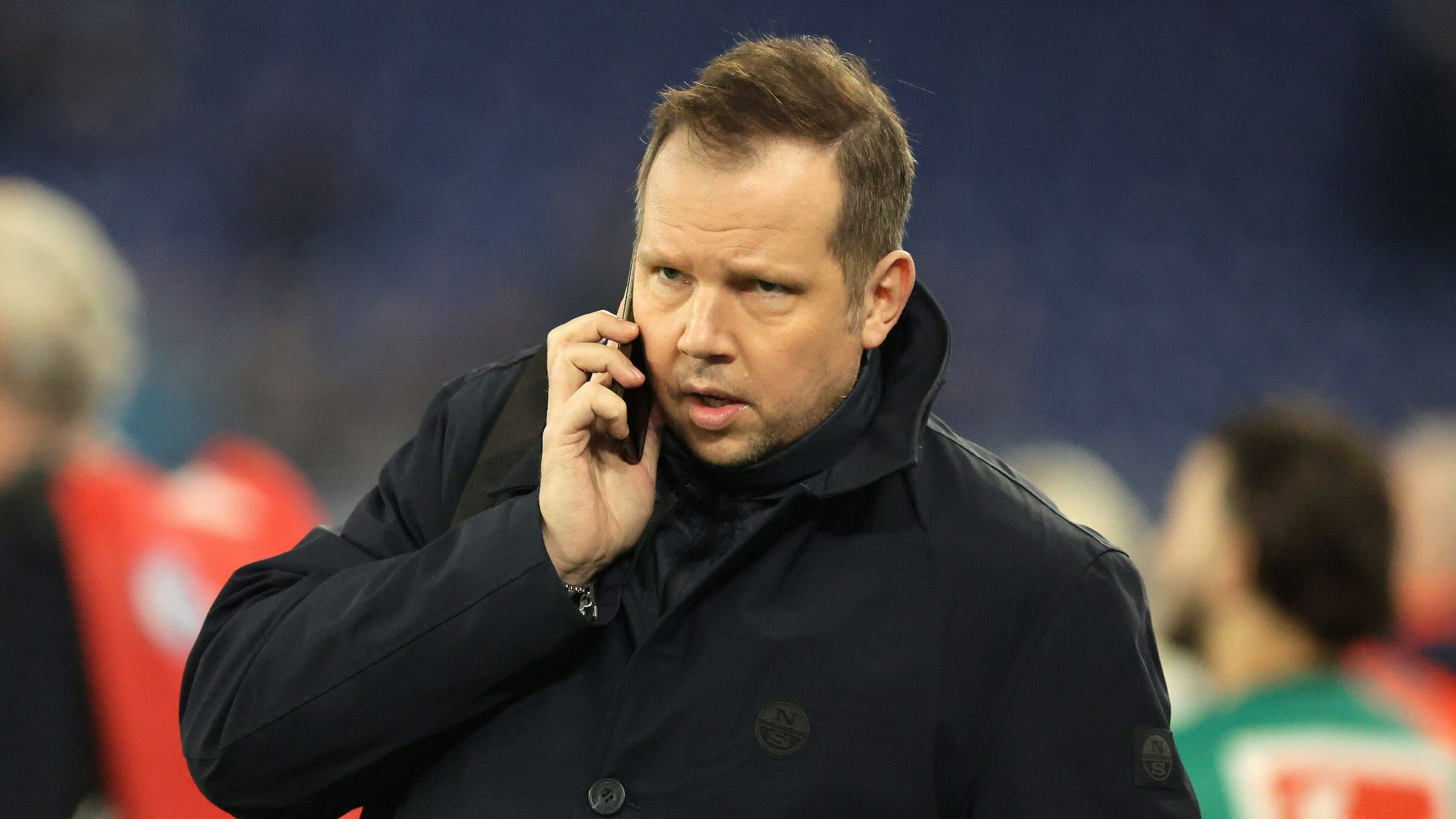 Wolff-Christoph Fuss telefoniert am Spielfeldrand.