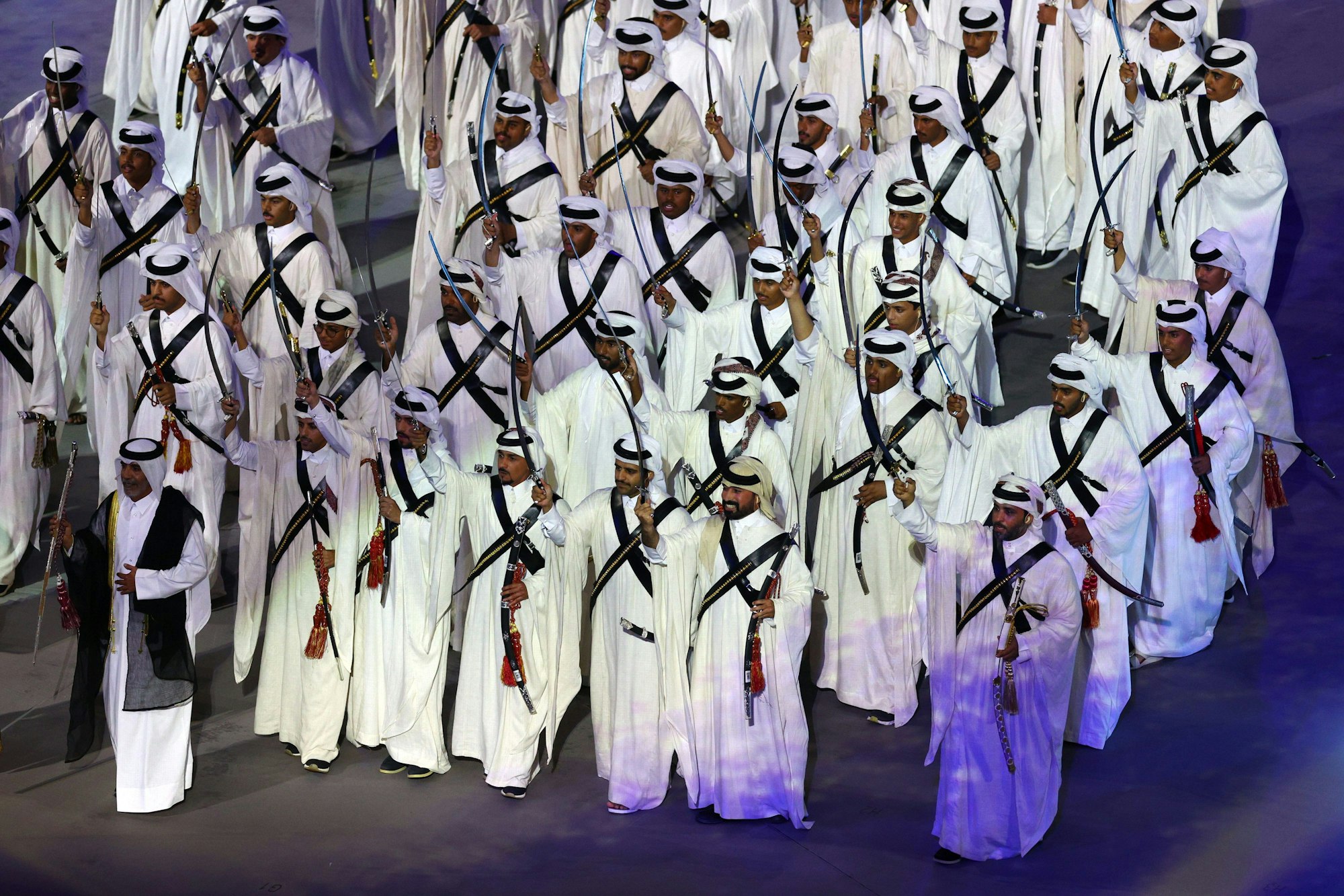 Männer in traditioneller Tracht während der Eröffnungsfeier im Al-Bayt-Stadion in Katar.