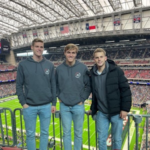 Steffen Tigges, Timo Hübers und Georg Strauch am 20. November 2022 im Stadion der Houston Texans. Foto: Jürgen Kemper