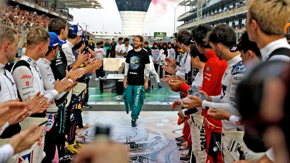 Die Formel-1-Piloten bilden eine Gasse, um Sebastian Vettel gebührend zu verabschieden.