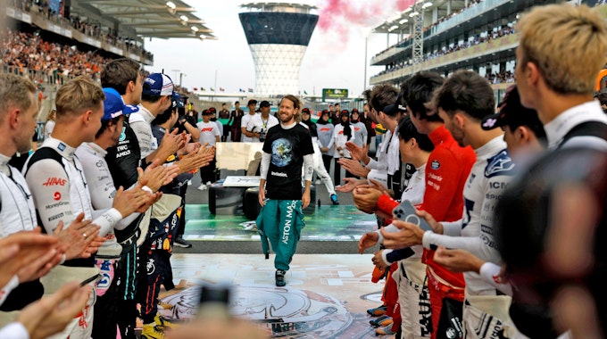 Die Formel-1-Piloten bilden eine Gasse, um Sebastian Vettel gebührend zu verabschieden.