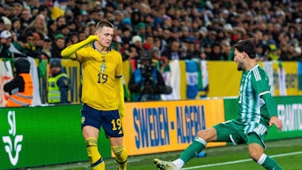 Ramy Bensebaini (r.) von Borussia Mönchengladbach am 19. November 2022 beim Länderspiel zwischen Algerien und Schweden beim Zweikampf mit Mattias Svanberg (l.).
