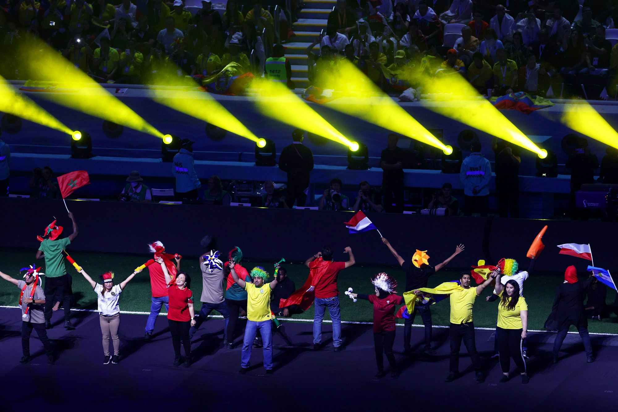 Tänzerinnen und Tänzer in den Nationalfarben der 32 teilnehmenden Länder.