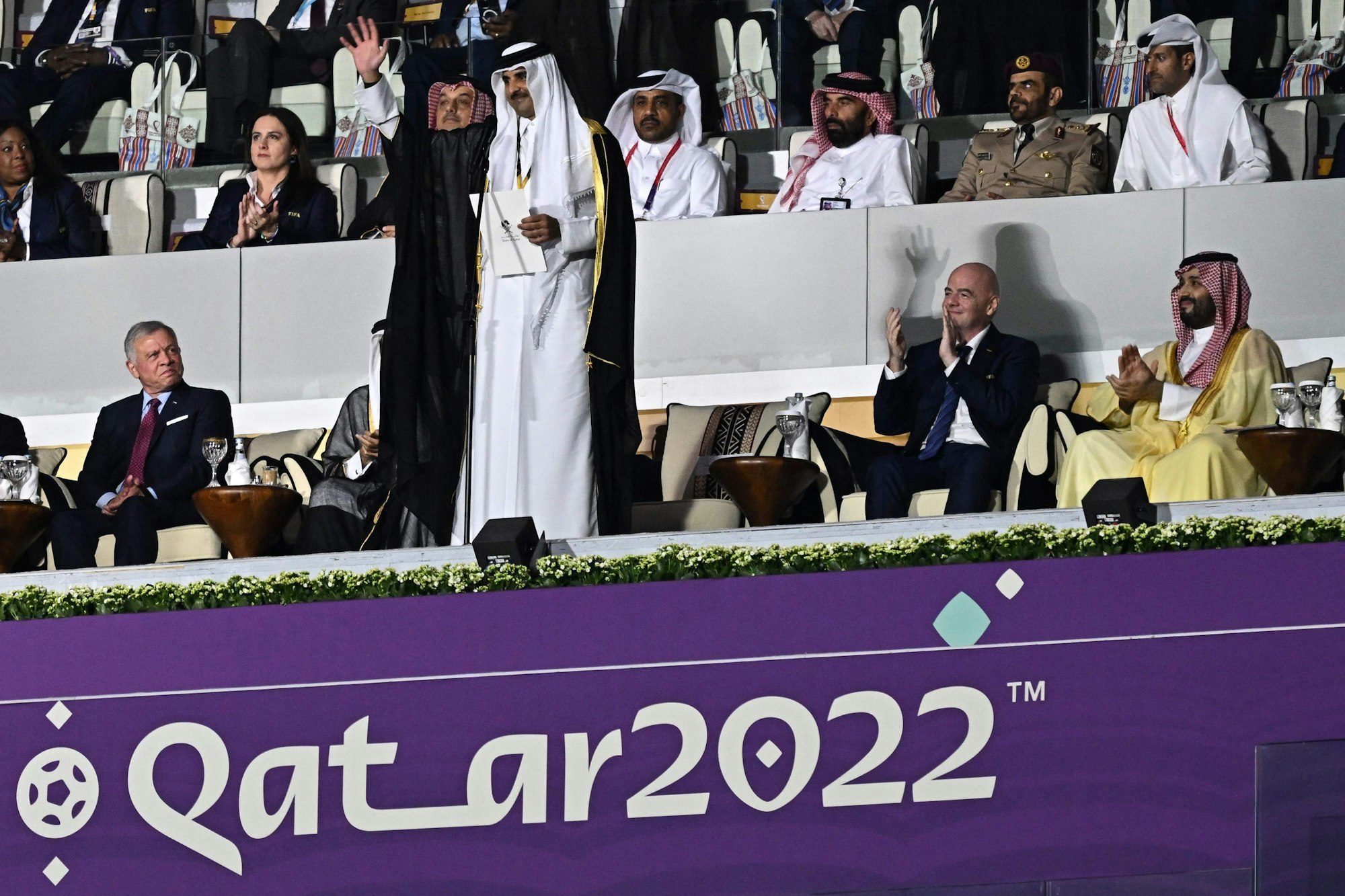 Der katarische Emir Tamim bin Hamad Al Thani winkt kurz vor der Begrüßungsrede in die Menge.