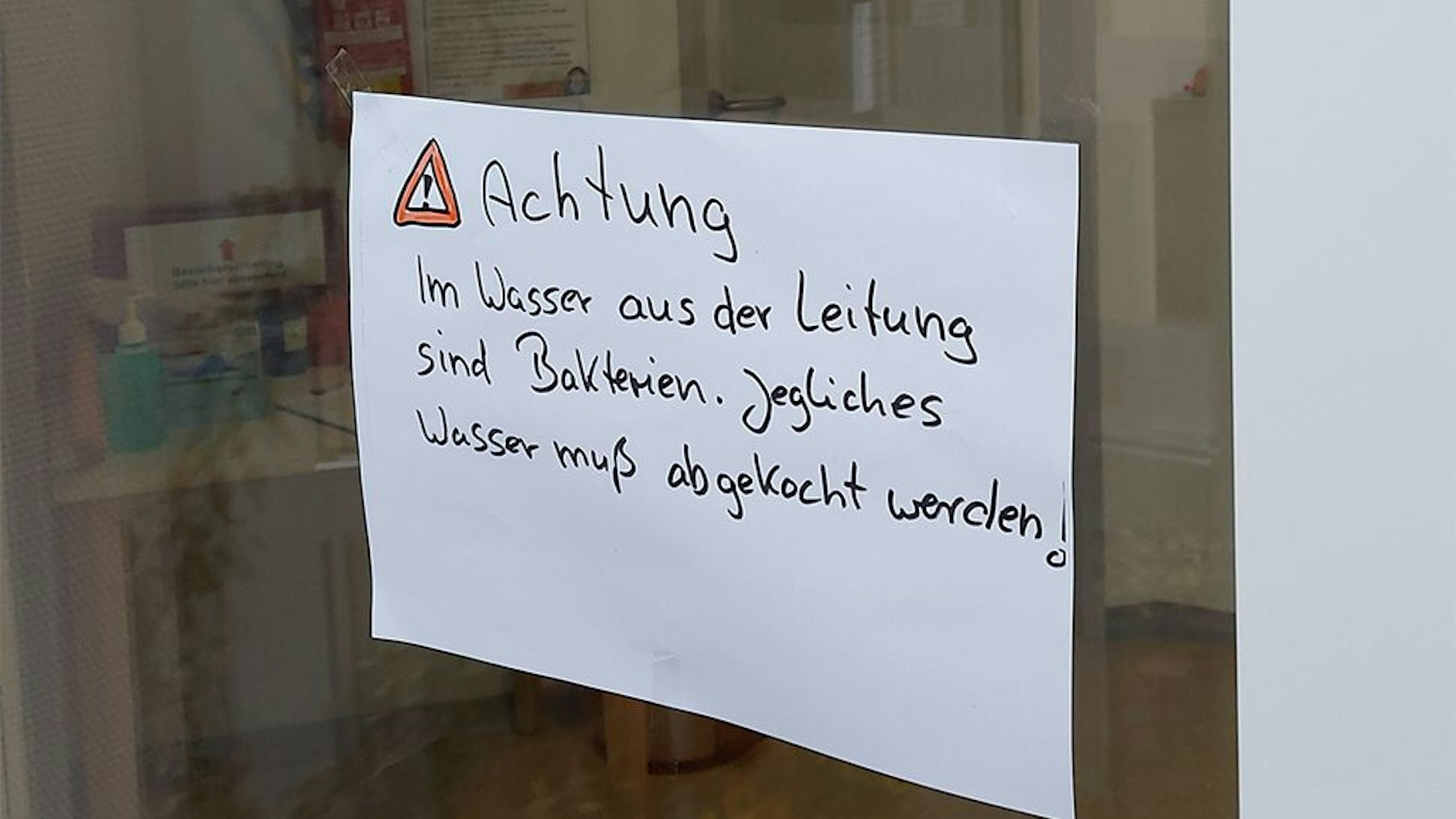Handschriftlich werden Besucher vor dem verunreinigten Wasser in Dahlem und Schmidtheim gewarnt.