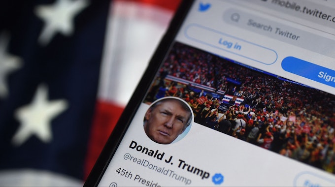 Der Twitter-Account von Donald Trump auf einem Smartphone.
