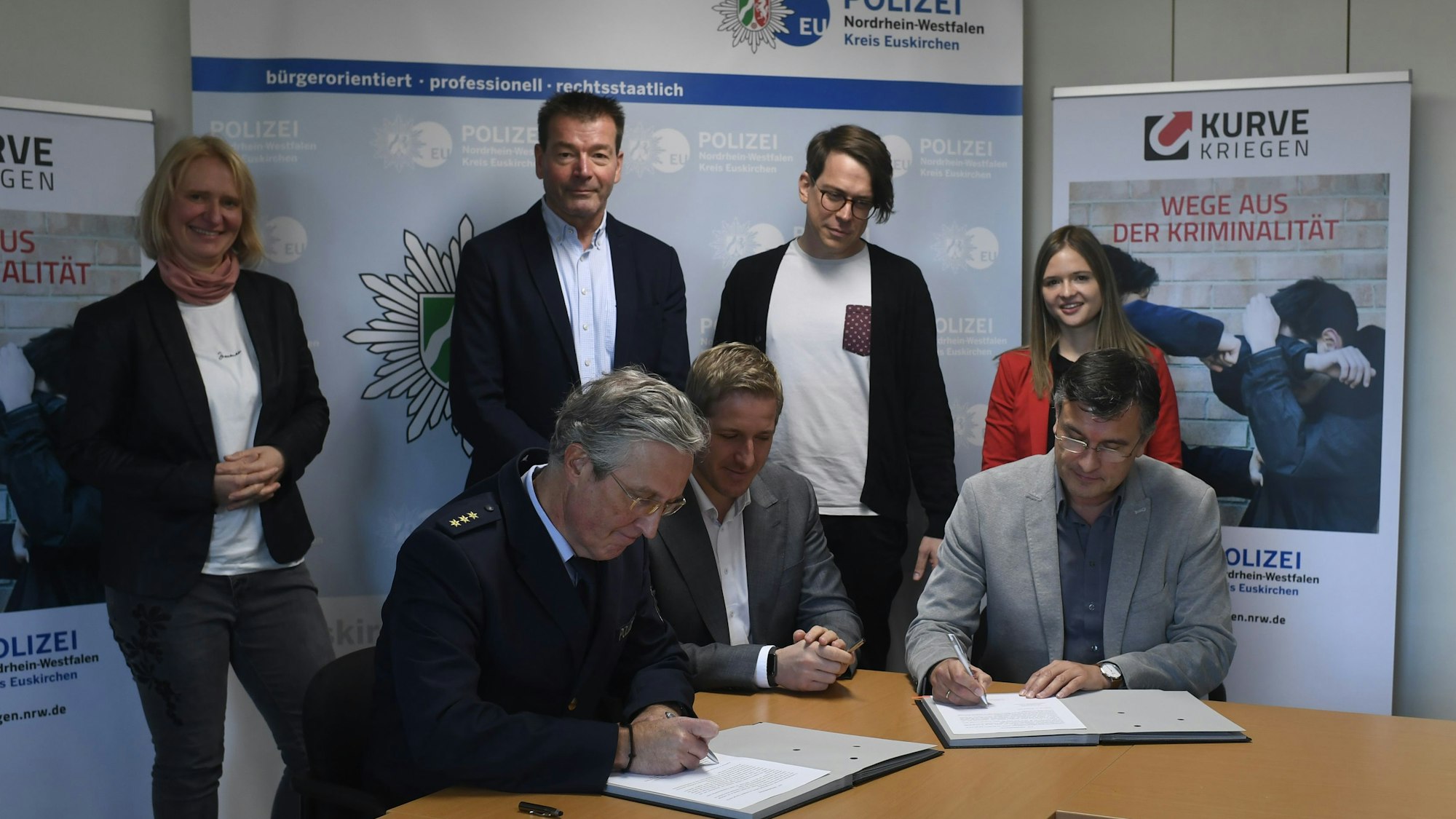 In der Euskirchener Polizeiwache unterschreiben die Projektpartner den Kooperationsvertrag für "Kurve kriegen".