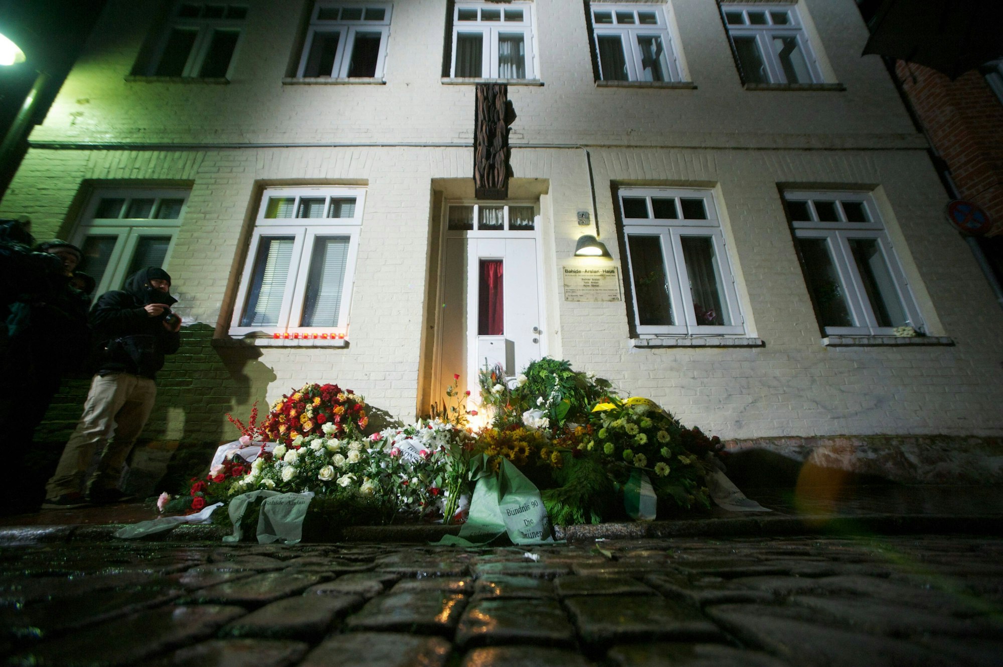 Kränze liegen in Mölln vor einem der betroffenen Anschlagshäuser.